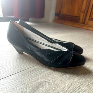 Pinup Couture Black Faux Leather Scalloped Kitten Heel size 10